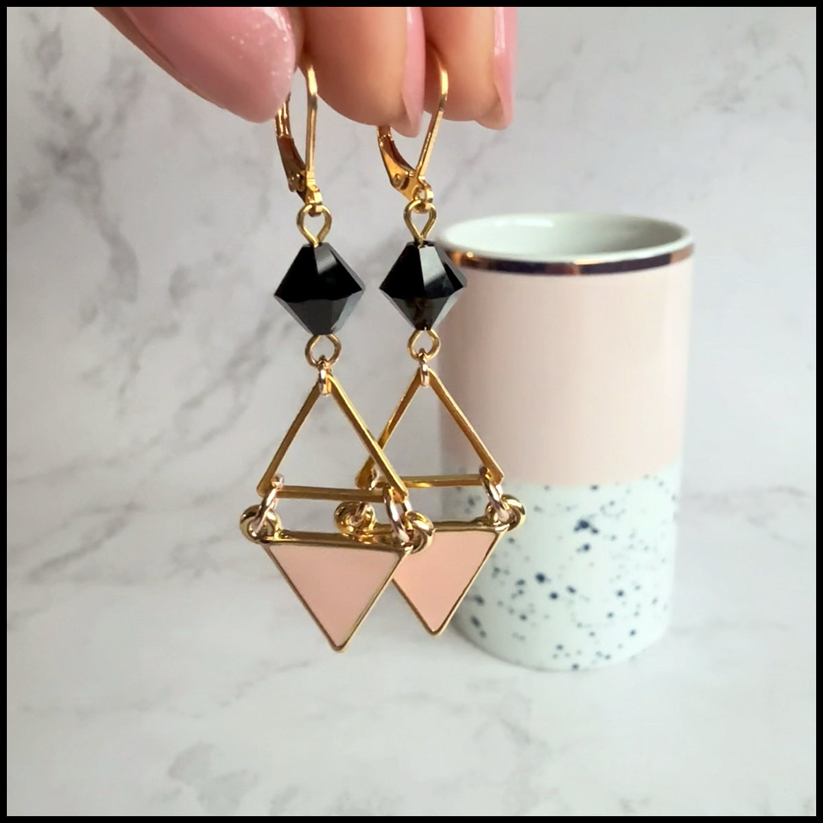 Boucles d'oreilles pendantes en forme de losange vintage dorés avec strass noirs à facettes Bijoux fantaisie femme tendance rétro 5 cm, goutte élégante ondulée - Canada